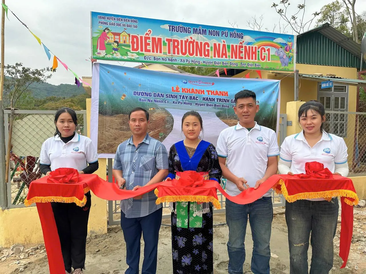 Hình ảnh người chơi đang tương tác, thể hiện tinh thần cộng đồng và sự hứng khởi khi tham gia 98win1, khuyến khích người dùng đăng ký và tham gia.